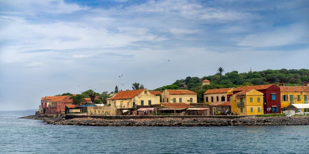 Vue du village coloré de l'île de Gorée